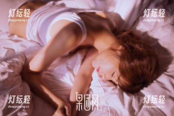 GIRLT果团网 - 红裙套图：little贝壳喵的每一个姿势都像是在挑战我的想象力。