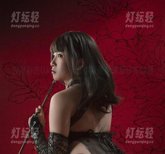 白衬衫在Uki雨季：这作品是你潮湿日常的最佳搭档！