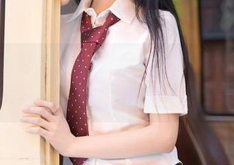 Xiuren秀人网 – 发现白白Alina：不只有街头，网盘还藏着户外合集！