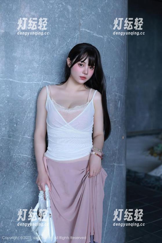 Xiuren秀人网 - 不愧是龙泽美曦，连无圣光的礼服也能让人眼前一亮，图片值得细品。