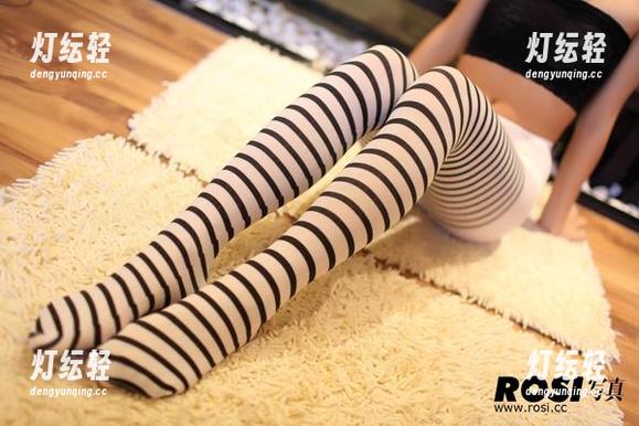 rosi - 小莉在圣诞树下的写真精选，红色搭配真不错！