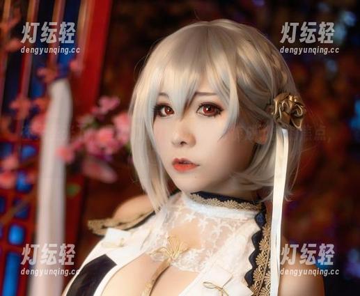 在无圣光下，三刀刀miido的牛仔裤成了新的焦点，趣味无穷。