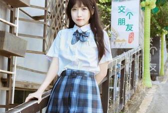 不呆猫将粉色衬衣穿出了一种新意，写真作品竟让人晃神，不得不想。
