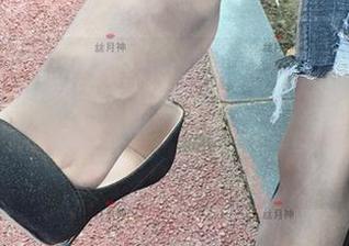 微密圈 – 丝月神把高跟鞋玩出了花样，让红色孔雀翎为这组美图增光添彩，买点图包吧，霍霍它一下。