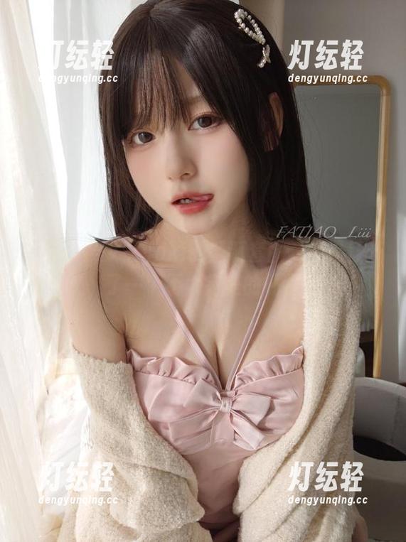揭开发条少女yoki的圣诞套图，像是打开了一个不太完美的礼物