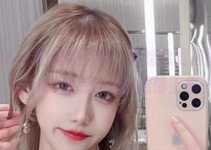啾小妍Deer的内衣写真，为啥总觉得图里有点尴尬，好想把焦点往她的表情上挪一下！