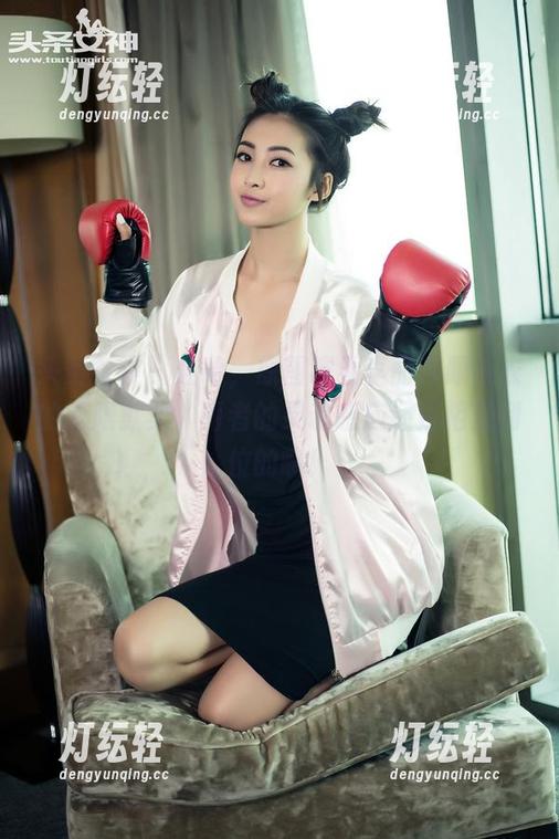 头条女神 - 哇哈，原图观看李丽莎跟毛衣的无限默契，两者的灵魂感应还是相当到位的嘛！