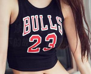 头条女神 – 泳池，申美嫣的私拍合集，水面下的故事，猜猜是什么。
