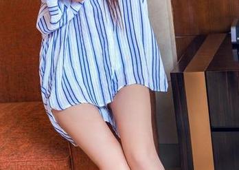 头条女神 – 语溪和她的制服眼镜组合：套图勾勒出一个充满尴尬和欢乐的职场梦！