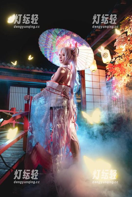 如月灰 如月灰写真之宁光兰晚礼服,仿佛把我们带进了华丽的派对幻境。