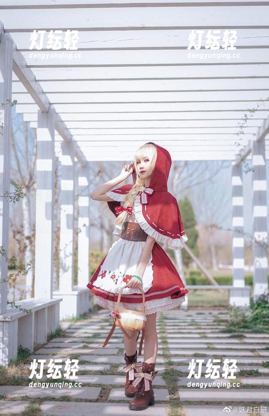妖君白研 原图里的妖君白研美足,墙上壁纸的新气息!