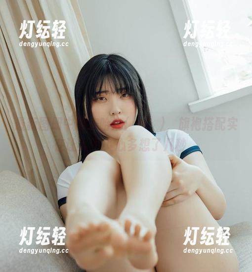 最新图册中的宋哈娜(송하나)，旗袍搭配实在让人不小心多想了几秒。