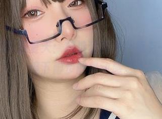 小泉学姐吖的夏天：精选套图中，真有一些让人停下脚步的灵动感。
