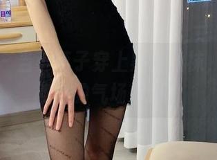 微密圈 – 当小萌子穿上黑色丝袜，全套都被她的气场碾压了