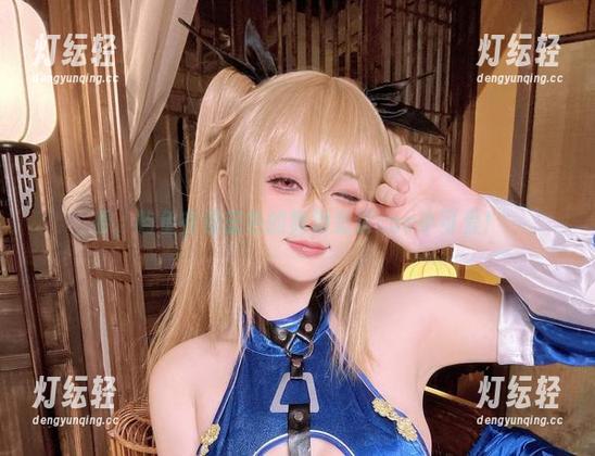 看，屿鱼在碧蓝色的舞池里装cos小可爱！