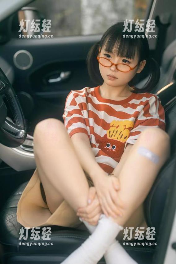 精选：幼水铃衣的睡衣大作战——家里到处是水果袋，但我就是要优雅切水果！