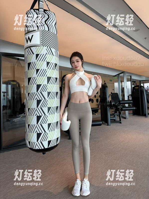 微密圈 - 细看是小逗逗：高清图集中的黑丝跟我想象的一模一样