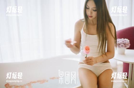 果团网 - 黑白写真——这不是一幅画，是周妍希的自拍备忘录！