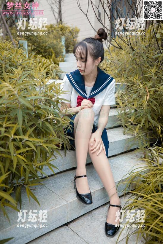 梦丝女神 - 雯雯的最新作品分享，学楼的丝袜美腿，唔，眼前一亮。