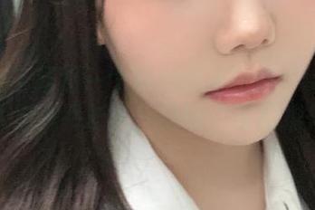 一条腿上居然一个甜心图包！洛可ss的精选让人寻找平衡感，感叹“奇幻操作”。