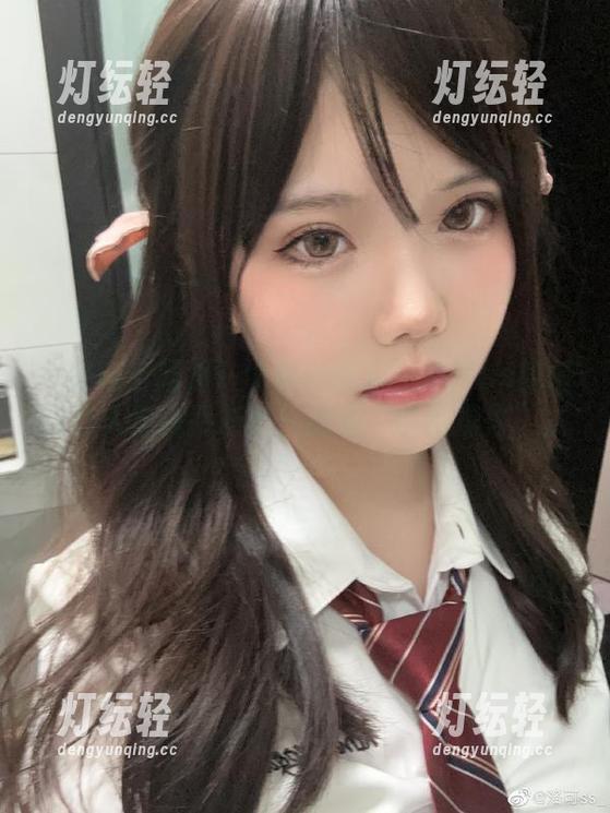 一条腿上居然一个甜心图包！洛可ss的精选让人寻找平衡感，感叹“奇幻操作”。