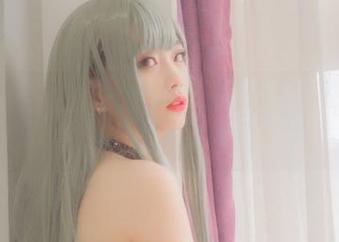 说是黑色，但清颜真德秀的最新写真里，透出些隐秘的甜蜜？