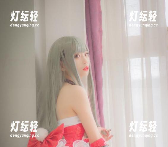 说是黑色，但清颜真德秀的最新写真里，透出些隐秘的甜蜜？