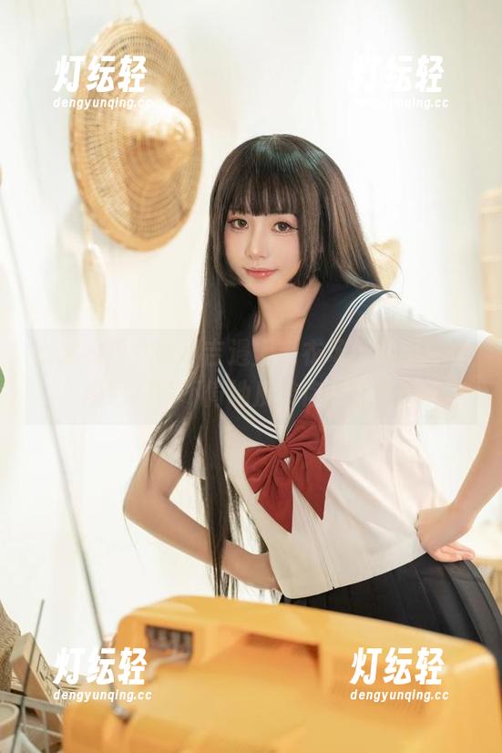 当爆机少女喵小吉遇上毛衣场，这组写真图包不偏不倚地反转你的认知！