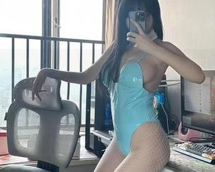 微密圈 – 这种琳铛铛的修女图集，是我想象不到的搭配，哈哈，这得有多大胆。