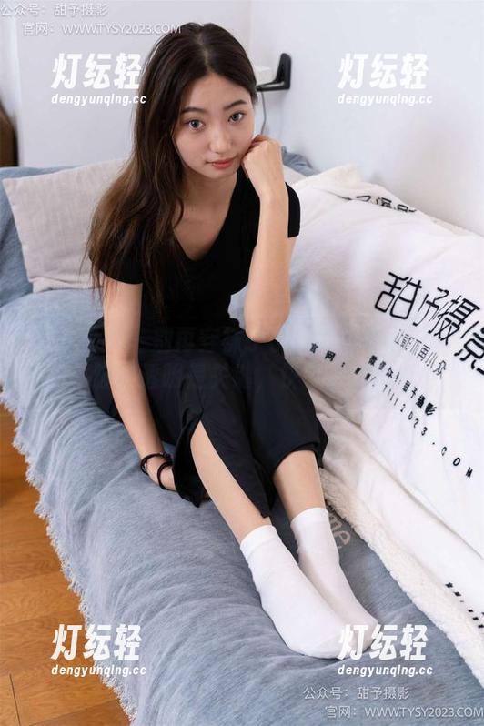 甜予摄影 - 别再穿袜子了！思思的灰丝合集，脚尖透明是关键，快来点击壁纸！