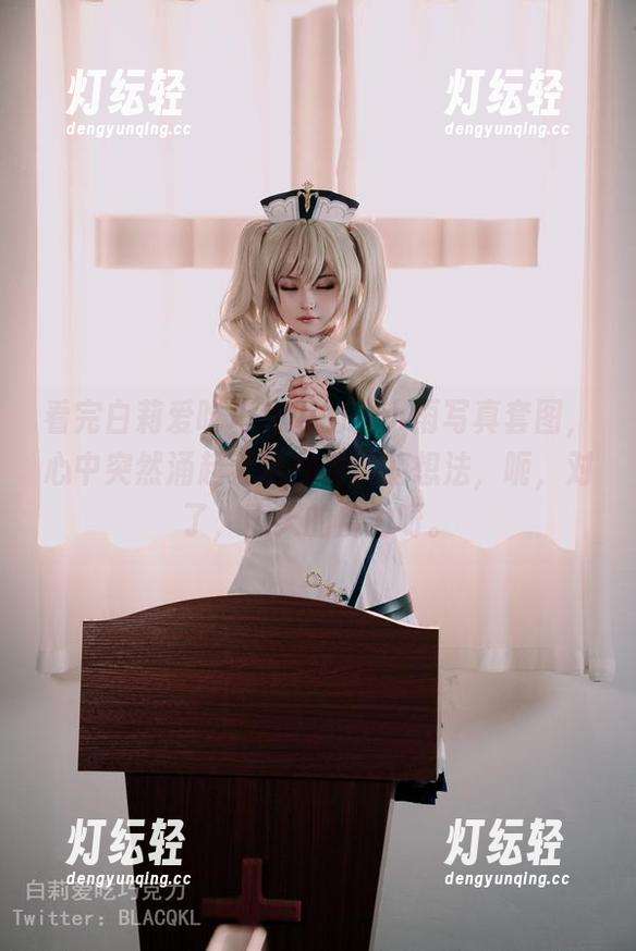 看完白莉爱吃巧克力的关小雨写真套图，心中突然涌起无数种潮湿的想法，呃，对了，雨天的魔力呀。
