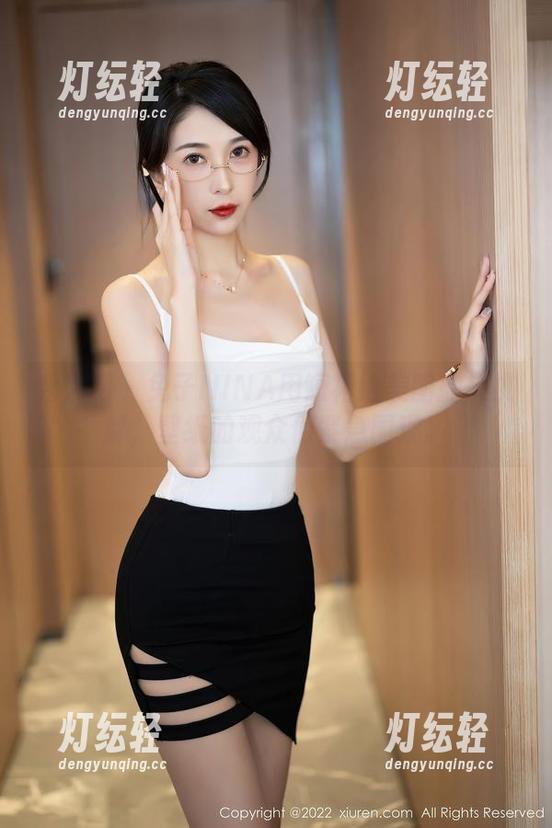 秀人网 - 兔子NINA用短裙给美图抛来挑衅，壁纸的观众们紧急围观。
