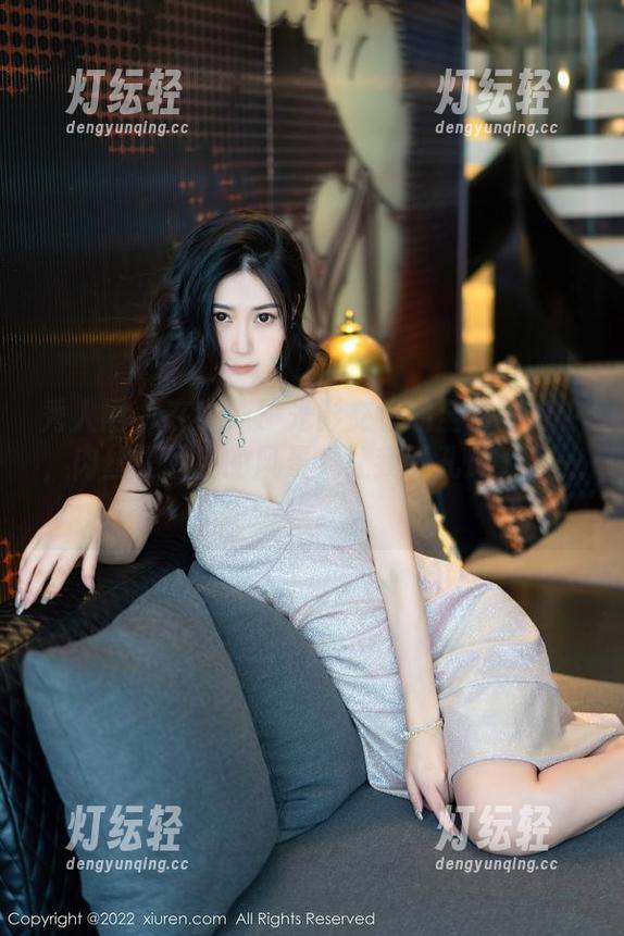 秀人网 - 在小纯子光影交错的全套图包中，肉丝是醒目的风景，让我瞳孔放大了一些。