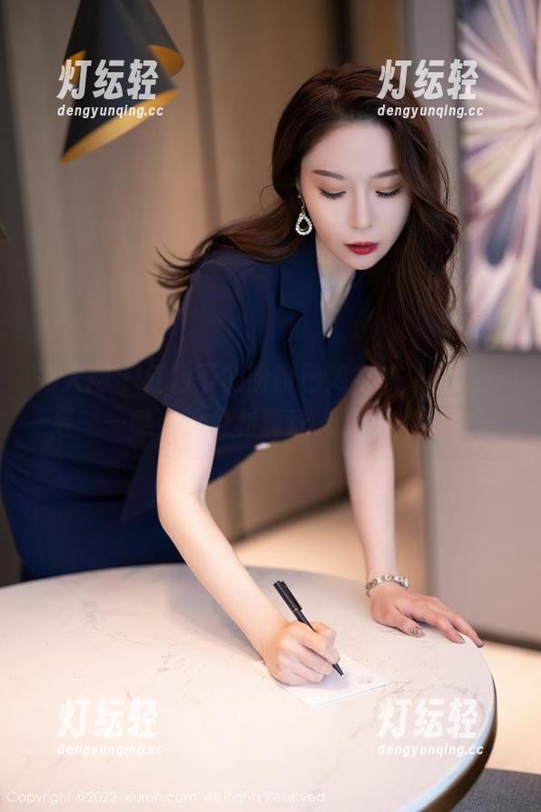 秀人网 - 红裙下的盼盼已鸠在线，图集一卷——瞧，这身材真让人...摩拳擦掌！