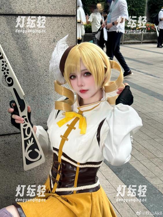 秋山AkI最新写真又来了，海边的风已经不再冷，但她总是那么热乎。