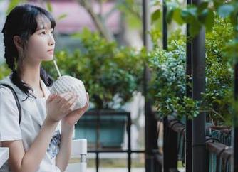 有层次的美，西瓜少女带来蓝白女仆的福利图包，慢慢品味这份甜蜜。