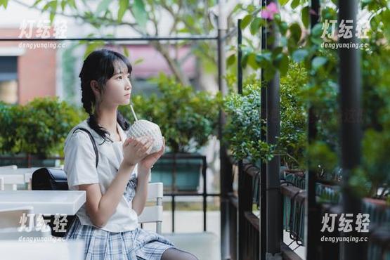 西瓜少女 有层次的美,西瓜少女带来蓝白女仆的福利图包,慢慢品味这份甜蜜。