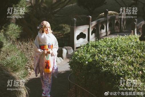 这个泡泡就是逊啦的礼服实录——一场关于光影与优雅的写真游戏？