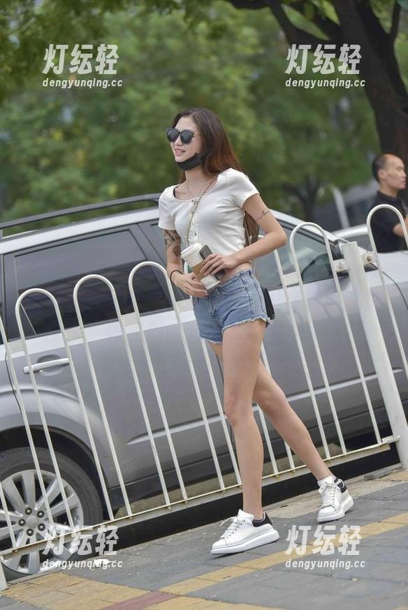 魔镜街拍-婷婷 魔镜街拍 - 清爽白色吊带裙下的婷婷,黑丝美腿摄影作品火热上线,图库值得深扒哦,别说我没有提醒!