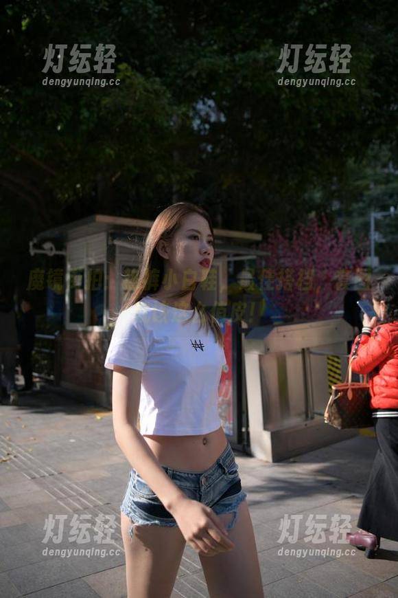魔镜街拍：热裤小白鞋，最佳搭档，套图就该这么俏皮！