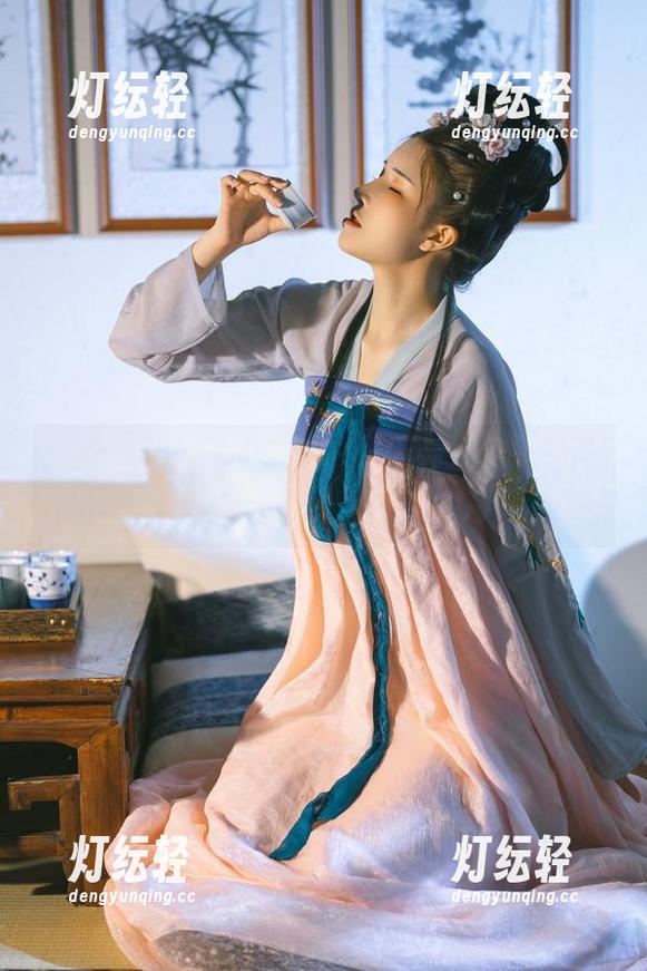 白裙舞动，鹿八岁baby真会挑场子，这张写真好像能让人想象很多。